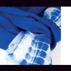 Schal aus Seide BATIK wei&szlig; mit blauem Muster