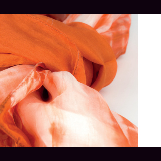 Schal aus Seide BATIK weiß mit orangem Muster