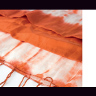 Schal aus Seide BATIK wei&szlig; mit orangem Muster