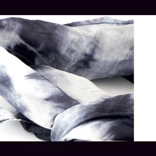 Schal aus Seide BATIK weiß mit schwarzem Muster