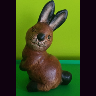 Hase 5" hockend Chancha-Holz mit links gedrehtem Kopf