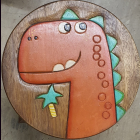 Kinderhocker DINOkopf COMIC ORANGE mit gr&uuml;nen Zacken